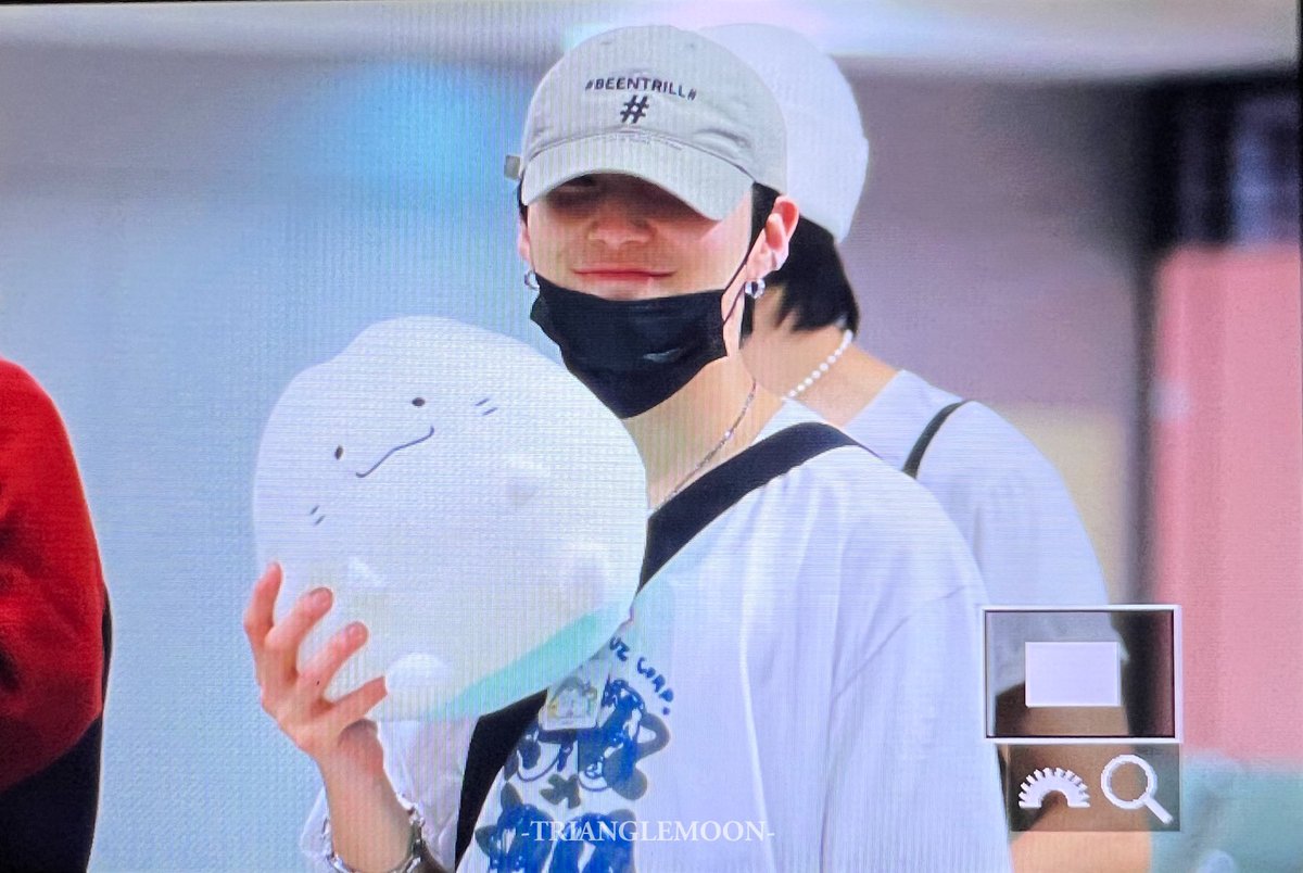 TRIANGLE_TEN's tweet photo. 230916  TPE 도착🤍

모지… 문종업 왜 두명있지…🤔ㅋㅋ

 #문종업 #MoonJongup @jongup_official 
#BAP #비에이피 #팀24시 https://t.co/pYVwMej6to