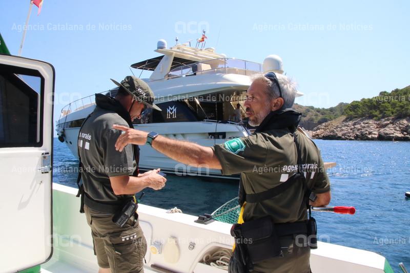 ACNgirona's tweet photo. Els @agentsruralscat intensifiquen el #control per detectar #embarcacions fondejades que malmetin la #posidònia.
Des de principis d'any s'han interposat deu denúncies per no complir la normativa a la #CostaBrava.
https://t.co/oMB6jOOzrN https://t.co/Pb8iiyMU11