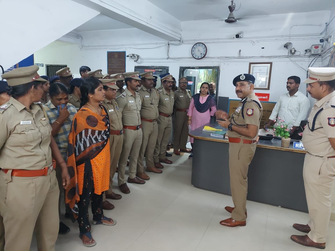 chennaipolice_'s tweet photo. @SandeepRRathore COP GCP made a surprise visit to Anna Nagar Police Station. 🚔🚔🚔

Also heard the grievances from all the units. 

#Chennai #Police #InPublicService #NeverOffDuty https://t.co/RKc8JhLSOj