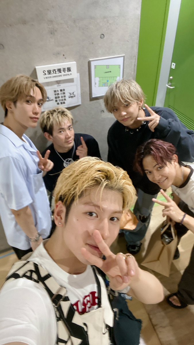ura_river_'s tweet photo. 皆の衆
こんぐばんは‼️

本日は
GENEさんの
追加公演にサポメンとして
お邪魔させて頂きました😭
一緒にサポメンがステージに
立たせて頂いたのは
なんと10年前。泣
1夜限り当時に
タイムスリップしました✨
改めまして
GENEさん、DREAMERSの皆さん
10���年おめでとうございます✨

#サポメン https://t.co/qRAt3SOpAS