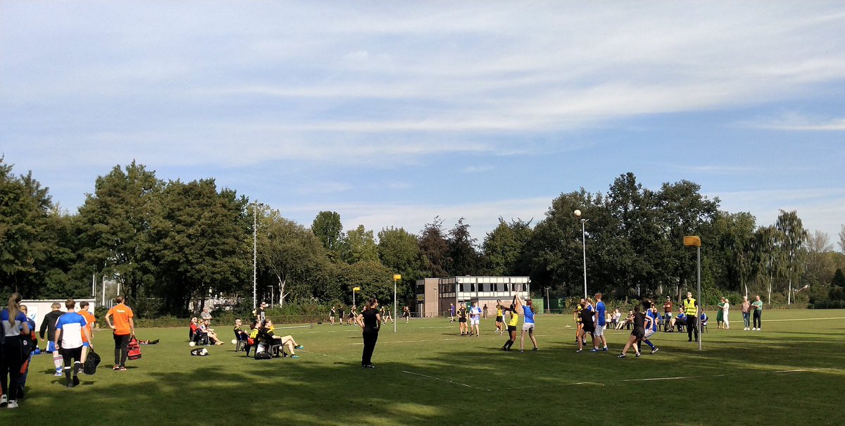Volop reuring in het Groenhovenpark te Gouda:
Langlaufvereniging Gouda legt haar loipes uit en de korfballers proberen de bal in het mandje te leggen.