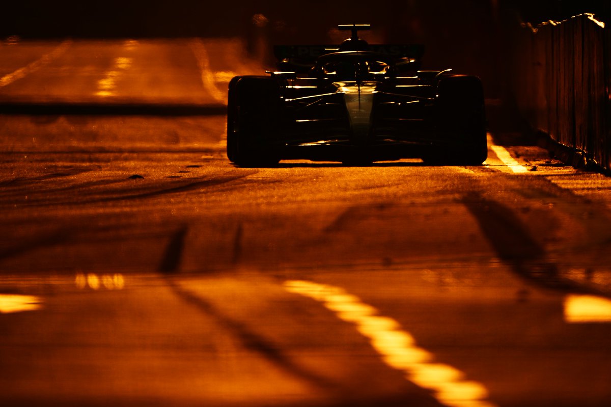 F1's tweet photo. It's your golden houuuuuur 🌇

#SingaporeGP #F1 https://t.co/oQWoQ0tDNE