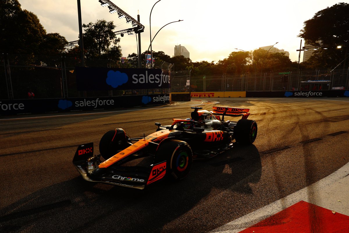F1's tweet photo. It's your golden houuuuuur 🌇

#SingaporeGP #F1 https://t.co/oQWoQ0tDNE
