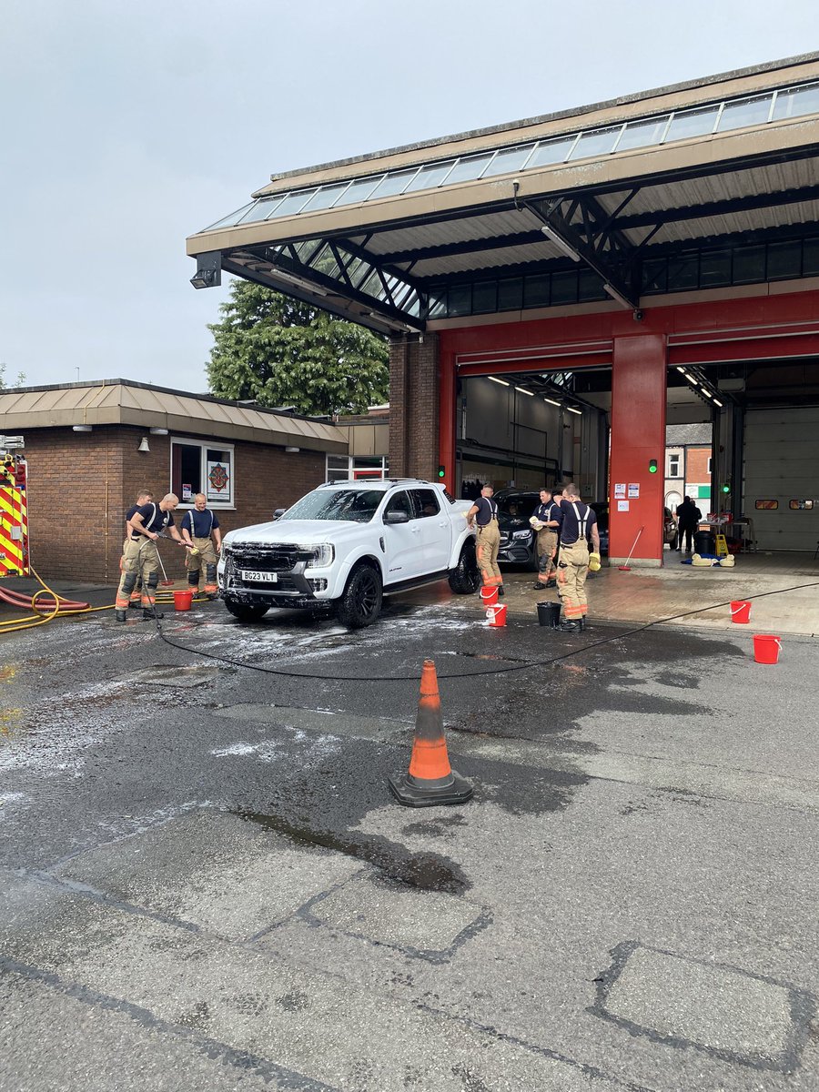 andy1ellison's tweet photo. Busy day at Hollins cleaning cars. @manchesterfire https://t.co/ncBIie58es