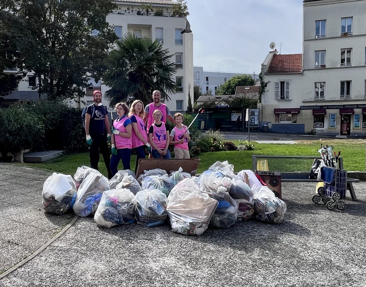 LesBajo's tweet photo. Bravo Les petits colibris de Bajo !👏👏👏 Pas très nombreux mais très courageux en ce #worldcleanupday Quel résultat ! 💪 #cleanchallenge #cleanwalk #worldcleanupday2023 #bagnolet https://t.co/sCWgvauzCV
