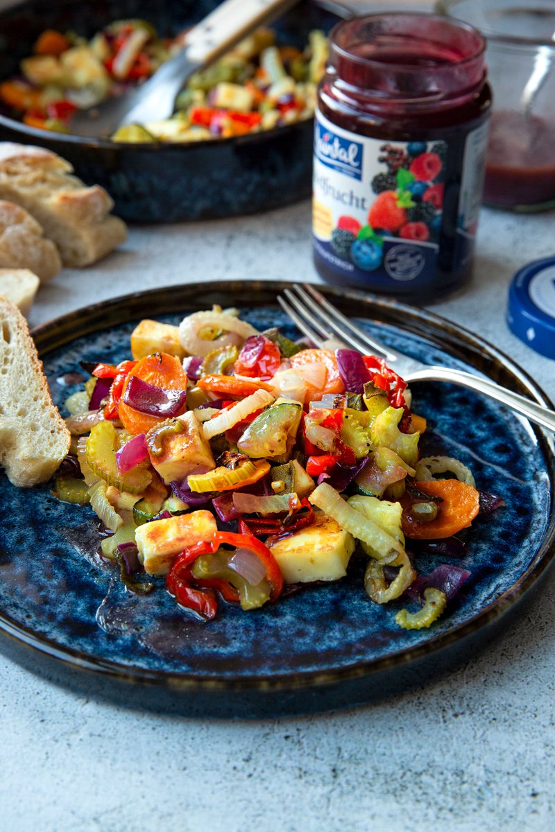 Neues Rezept: Grillgemüse mit Halloumi und Waldfrucht-Dressing

Spät sommerliches im Ofen gegartes Gemüse, gebratener Halloumi und ein cremiges Dressing mit fein passiertem Waldfrucht-Fruchtaufstrich - so gut!

madamecuisine.de/grillgemuese-m…

#maintalglobal #maintalkonfitueren #werbung
