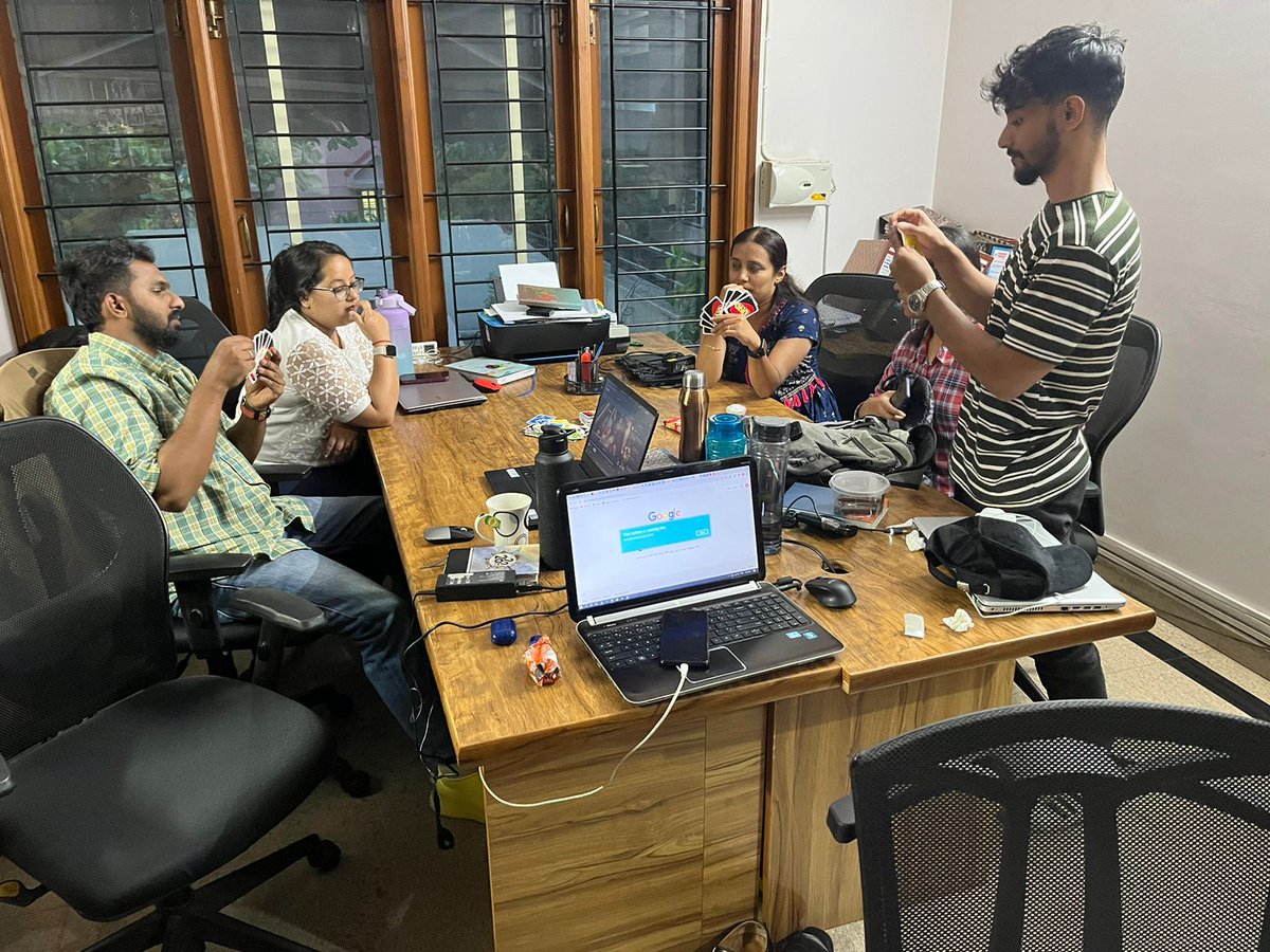manumurali369's tweet image. When your Saturday turn 'satur-play' with these office pals! 🤣🤣🤣 

#weekendworking