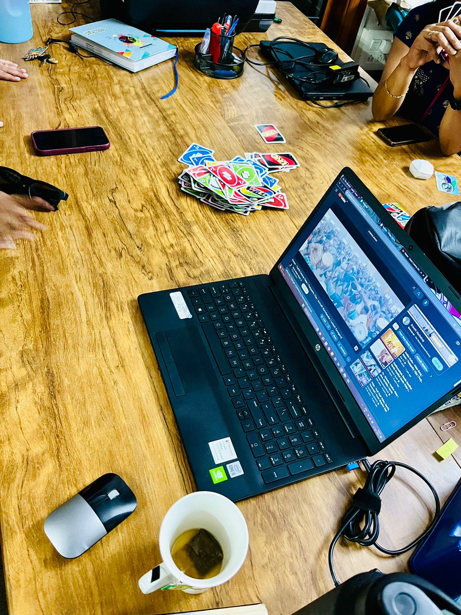 manumurali369's tweet image. When your Saturday turn 'satur-play' with these office pals! 🤣🤣🤣 

#weekendworking