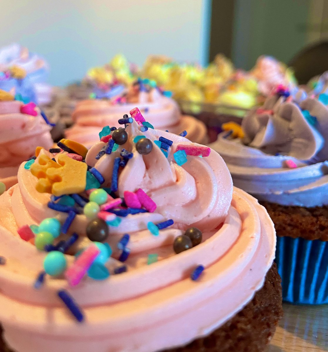 ”Leipoisitko pikkutyttöjen synttäreille jotain?”
”Leivon.”

Elämän iloja. ☀️

(Mulla oli visio raidallisesta kuorrutteesta, mutta lopputulos oli toinen.)