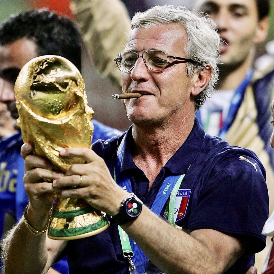 2000sFutbol's tweet photo. Colpo di fulmine. 

Marcello Lippi stares at the World Cup trophy in awe as his Italian team defeats France on penalties to win the 2006 FIFA World Cup.

#italy https://t.co/CiXUHAnPba