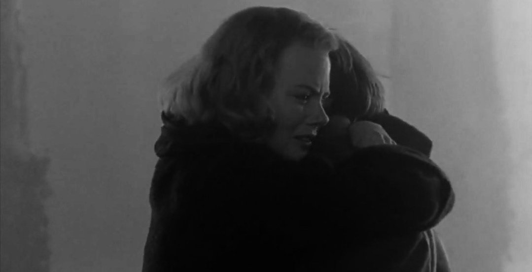 İçim ezildi geçen gün, 
Geçen ay, hatta geçen yıl biliyorsun
Sen yanımda olmadığından.

Didem Madak