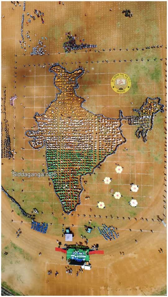 SWDGoK's tweet photo. A unique way to celebrate the International Day of Democracy by the students of  Sri Siddaganga Vidya Samsthe, Davanagere on 15-Sept-2023.

@CMofKarnataka @CMahadevappa
@BNagendraINC

#WeThePeopleOfIndia
#ThePreamble_GovtOfKarnataka https://t.co/6HJm5QKtxM