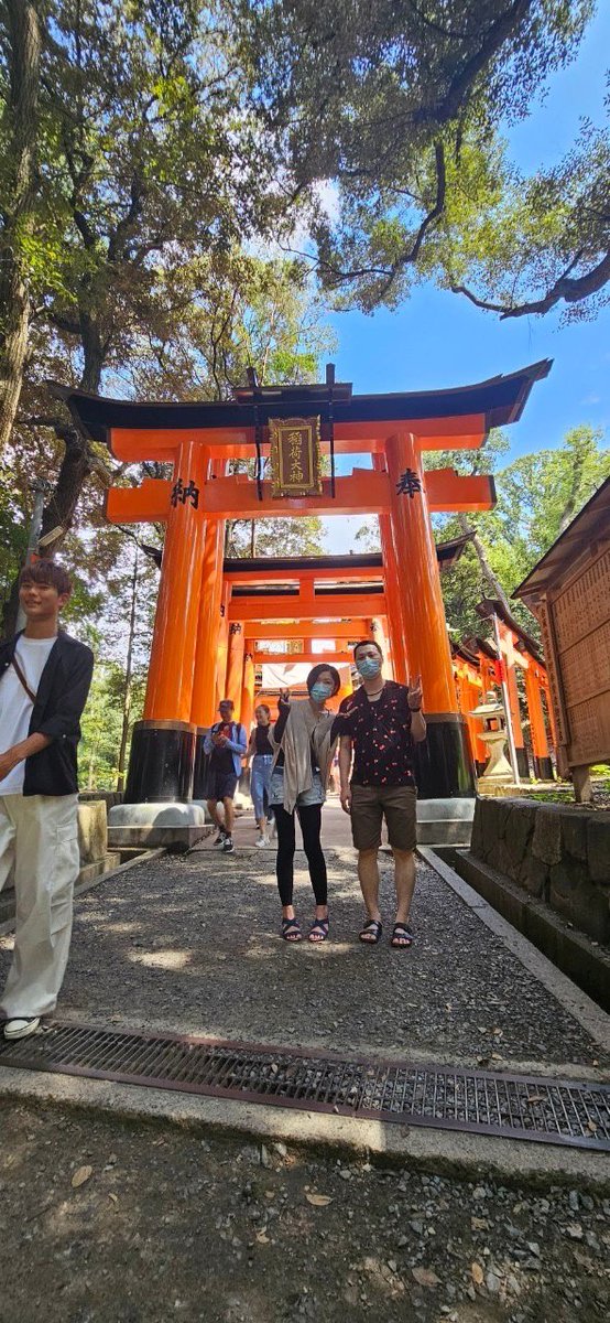 aimerEnvy's tweet photo. 一泊2日の京都！
伏見稲荷神社〜錦市場で食べ歩き〜神戸の水族館〜
リンツの���リンクはうますぎて
水族館は綺麗すぎたー
楽しかったです！ありがとう😊 https://t.co/HjKh87HDZy