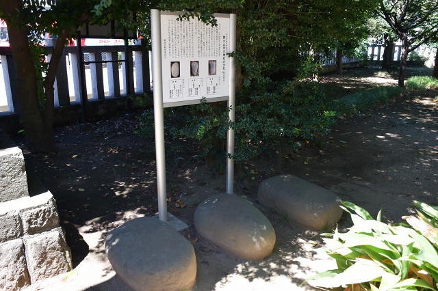 2010_heihei's tweet photo. 市指定有形文化財
野火止氷川神社の力石（明治時代）
　力石は、江戸時代から明治時代まで心身の鍛錬や娯楽として行われた力試しに用いられた石のことである。多���は重量が定まった石のことであり、関東各地で力試しが盛んに行われ、見世物として興行されていた記録もある。そして、娯楽としての・・・ https://t.co/0QMj4uiGhd