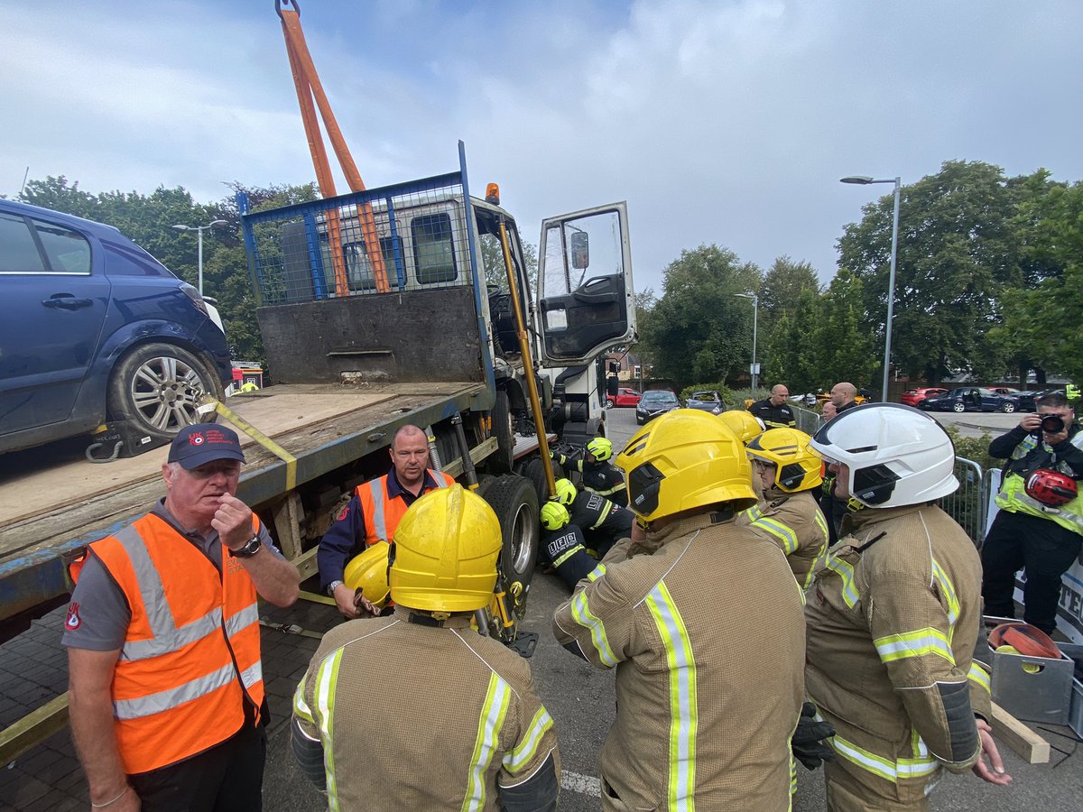 GLTechRescue's tweet photo. Some challenging #heavyrescue today at @ukro @LincsFireRescue #festivalofrescue experienced and new teams, new best practice in #heavyrescue for all @NFCC_FireChiefs 
Please get in touch if we can help develop your people, equipment inventory or response gareth@gltechrescue.co.uk https://t.co/6yBVzxks7e