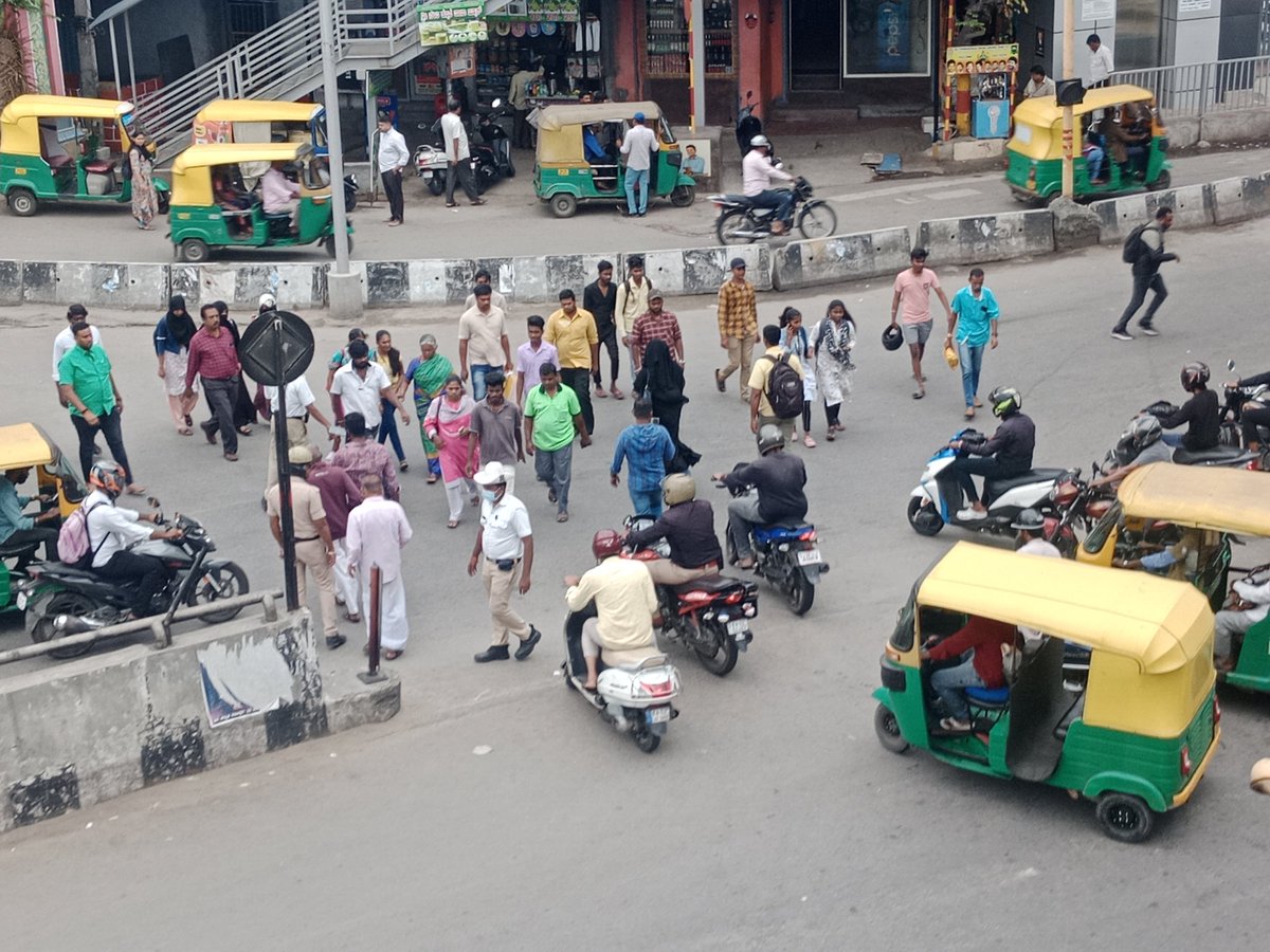 bypuratraffic's tweet photo. @Jointcptraffic @CPBlr @DCPTrWestBCP @blrcitytraffic
‘Traffic Advisory’
Today is also #Slowmoving traffic on outgoing Mysore Road from Ksrtc to Kimko junction due to #huge outgoing #travelers.
Kindly co-operate. https://t.co/pddaTwIU8r