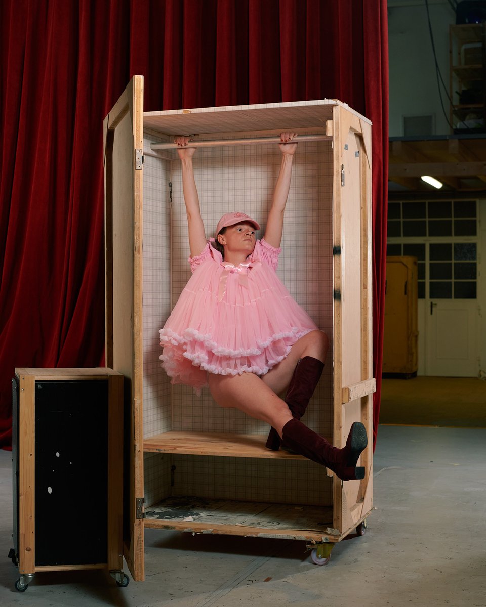 Liebe Tina Keserović, herzlich willkommen am Schauspielhaus! Als Nächstes zusehen ist sie in WUNDER. Die Inszenierung kommt am 2. November in Barcelona zur Premiere, und am 9. Dezember bei uns am Schauspielhaus.  

📸 Julian Lee-Harather / soju.studio