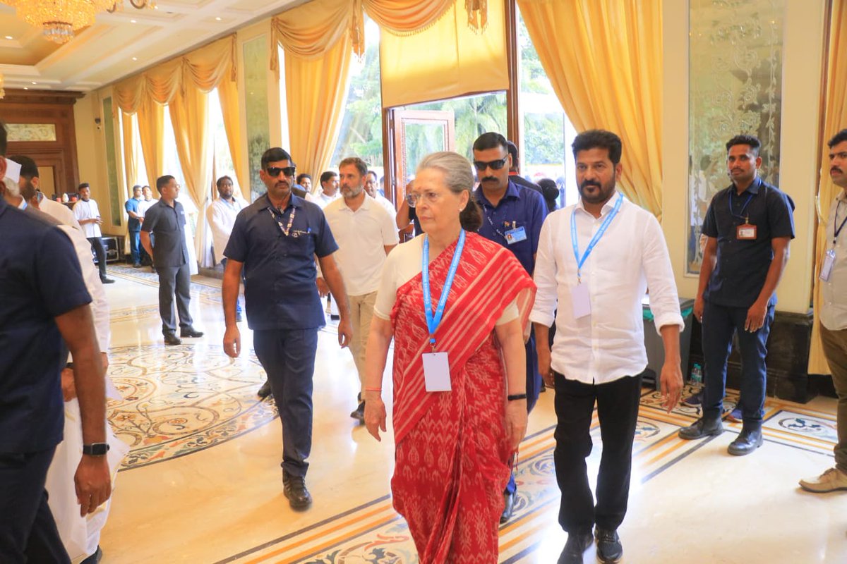 Congress4TS's tweet image. CWC విస్తృతస్థాయి సమావేశం ప్రారంభం..  

రాష్ట్ర, దేశ ప్రజల ఉజ్వల భవిష్యత్తుకై కాంగ్రెస్ అధినేత మల్లికార్జున్ ఖర్గే, సోనియా గాంధీ గారి నేతృత్వంలో కార్యాచరణ రూపకల్పన  

#CWCMeetingHyd