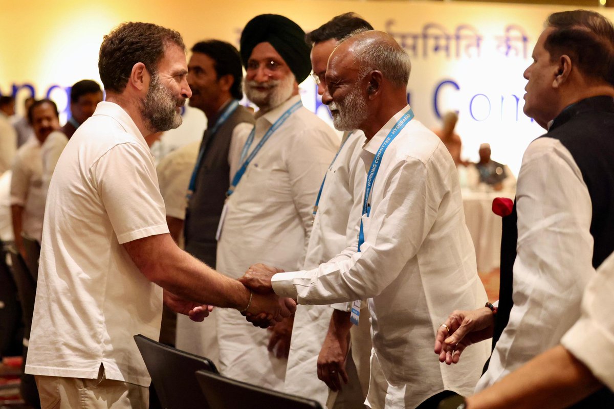 Congress4TS's tweet image. CWC విస్తృతస్థాయి సమావేశం ప్రారంభం..  

రాష్ట్ర, దేశ ప్రజల ఉజ్వల భవిష్యత్తుకై కాంగ్రెస్ అధినేత మల్లికార్జున్ ఖర్గే, సోనియా గాంధీ గారి నేతృత్వంలో కార్యాచరణ రూపకల్పన  

#CWCMeetingHyd