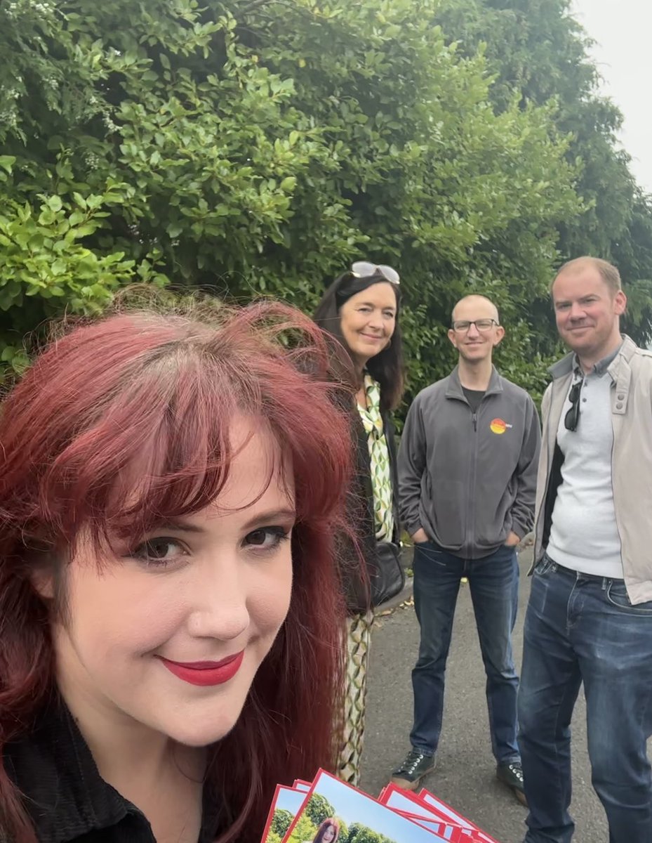 Busy Saturday morning in #Springwood with #CommunitySkips, litter picking and conversations with residents on the doorstep. #SpringwoodMatters #OurCommunityMatters @LiverpoolLabour
