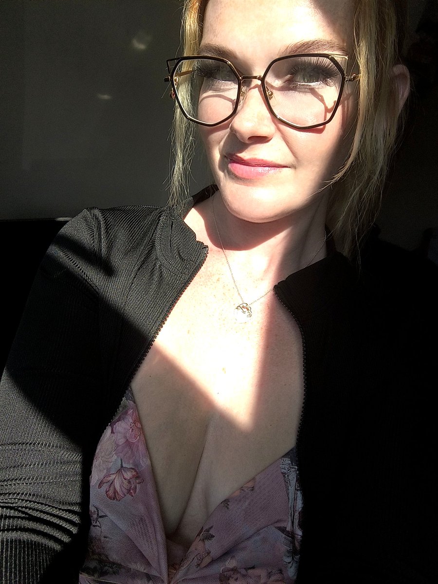 MissZiaox's tweet photo. I'm going to sit on your face and ride your tongue. 
#nsfwtwt #onlyfansFree #nsfwacc https://t.co/4HBduHYzgV