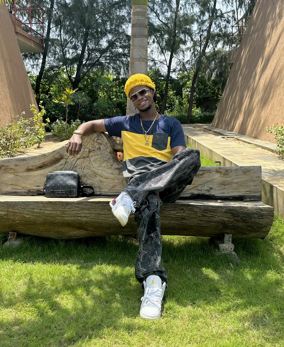 ESantrinos's tweet photo. Bon Week-end à tous🤴🏾🎵 https://t.co/1HbXL1cImz