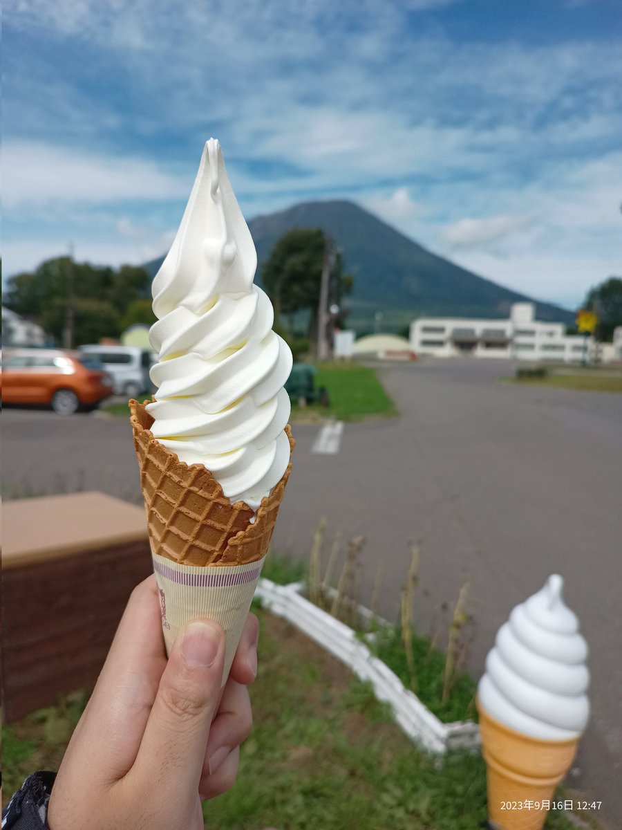 GL1850's tweet photo. 天気最高でした！
めっちゃ美味と噂で
その場で焼いてくれる真狩村道の駅
みたらし団子とソフト美味かった!!!!!

（最初の写真は、最後に寄った苫小牧）
#バイク乗りと繋がりたい 
#北海道 #スクーター #バイクのある風景 
#バイクのある生活 #真狩村 https://t.co/OMK1pwwPUN
