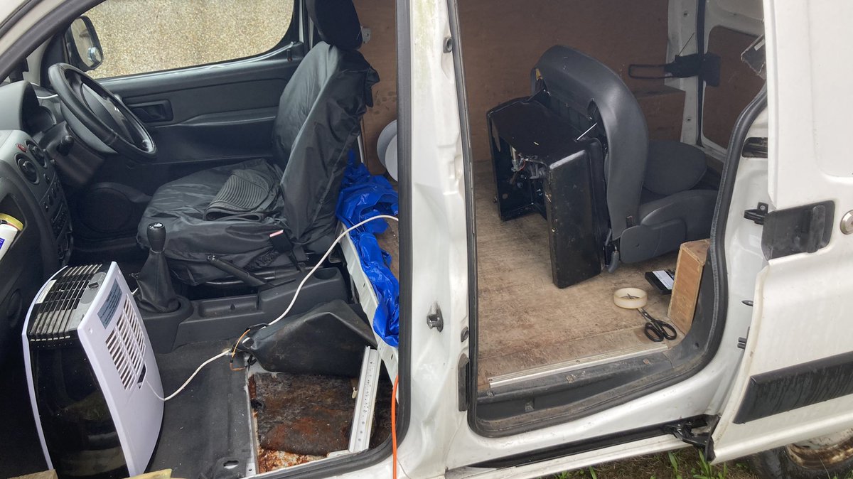TheTatmobile's tweet photo. Dehumidifying in progress https://t.co/qtrvkcYe5P