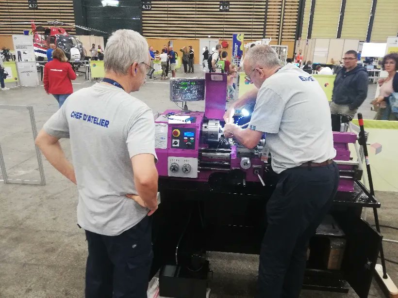 maintenancia's tweet photo. L'équipe organisatrice fabrique des pièces pour dépanner un autre stand... Service Maintenance toujours prêt à rendre service :-) ! 
#maintenance https://t.co/zgnQtlDubG