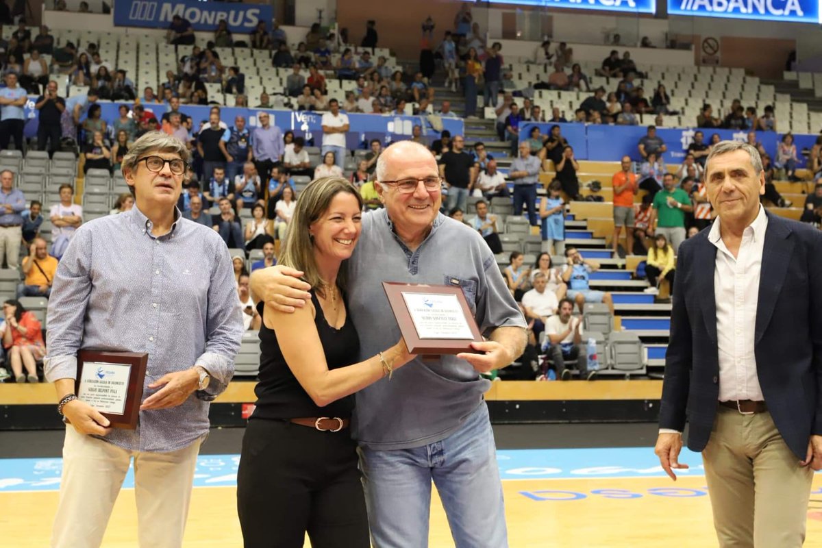 É un orgullo que a un lle recoñezan o traballo realizado, polo que estou ben agradecido á <a href="/FGB_Baloncesto/">FGB</a> polo detalle.
E si o agasallo cho entrega alguén da túa familia a quen lle tes un cariño especial, convirte ese momento en insuperábel.
Grazas <a href="/LaraMendezLopez/">Lara Méndez López</a> por estar aí.