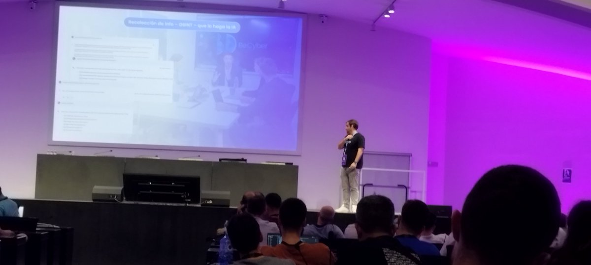 Thempra's tweet photo. @n4xh4ck5 de @BedisruptiveEs en la #RootedVLC jugando con el Vishing https://t.co/r32zeBnHtq