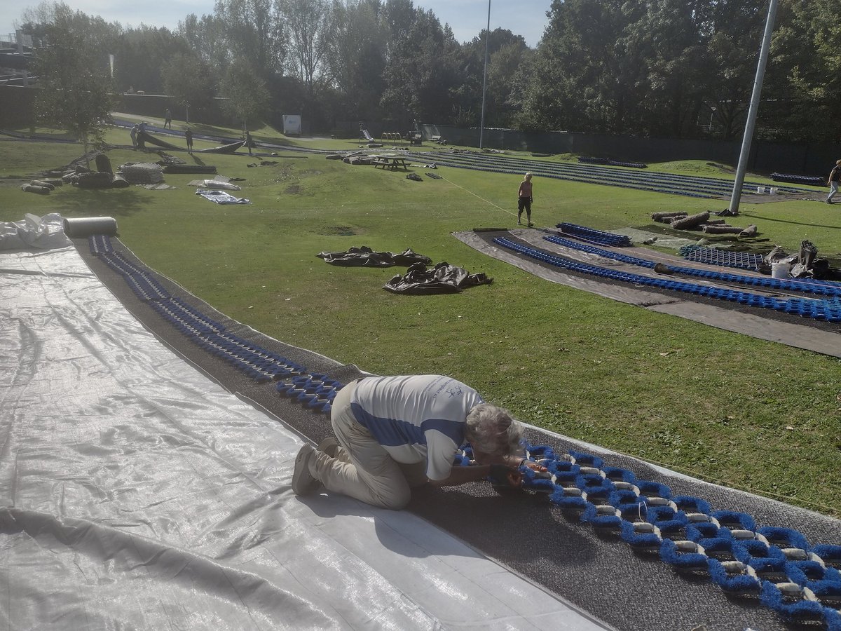 De #winter is nog ver weg, maar toch al begonnen met het leggen van de kunststofbaan voor het #langlaufen bij <a href="/LanglaufGouda/">LanglaufGouda</a>