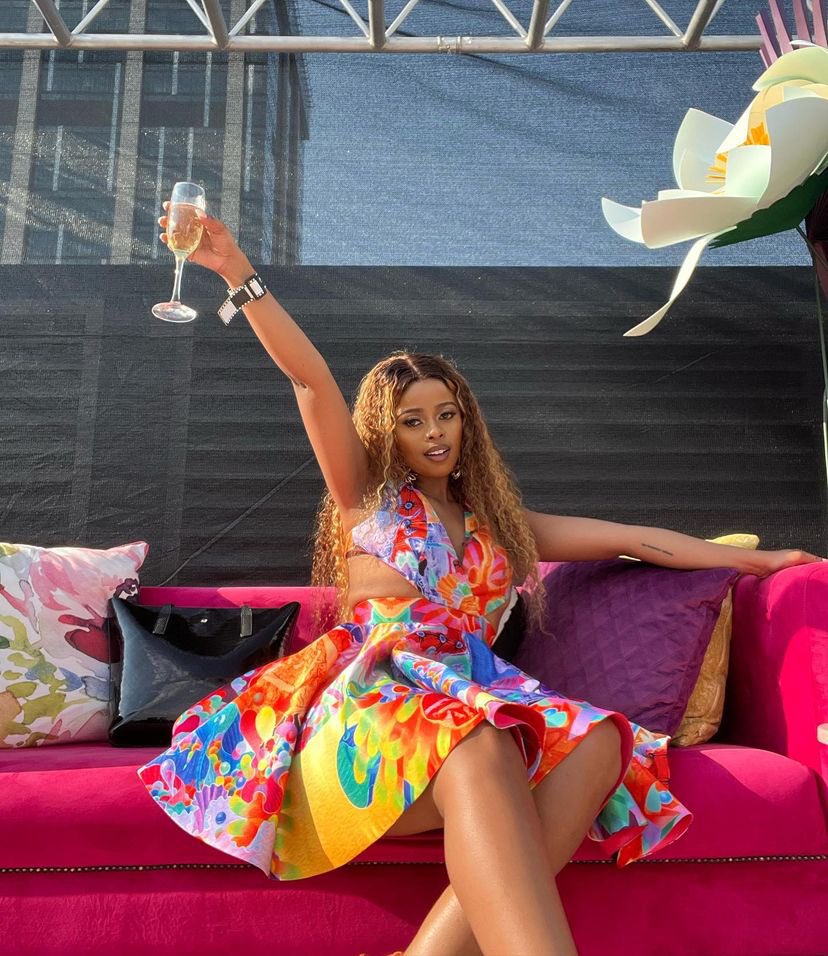 AyandaYandiey's tweet photo. One thing I took away from Miseducation is the great cast. Especially the lead Mbali (Bantu Petse). They definitely chose well with her ๐๐ฝ
Overall the show was really nice and funny. Please go and watch.
#Miseduction #Netflix https://t.co/PmeO07bNyr