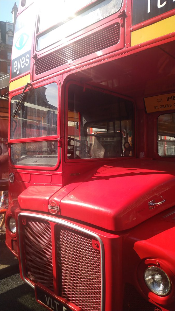 @AnikaFrancina Sunny in London, lovely for #heritagebus