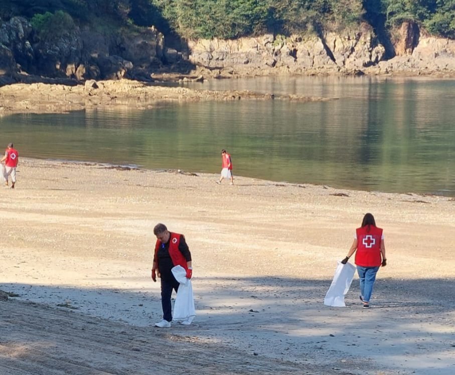 CruzRojaCoruna's tweet image. 📢♻ Hoy nos sumamos en Santa Cruz, Oleiros, a la campaña #Libera1m2 por las playas🏖️ y los mares🌊 de la mano de @SEO_BirdLife y en alianza con @ecoembes. 

#GraciasVoluntariado por vuestro compromiso con el #MedioAmbiente colaborando en la retirada de residuos!

#ProyectoLibera