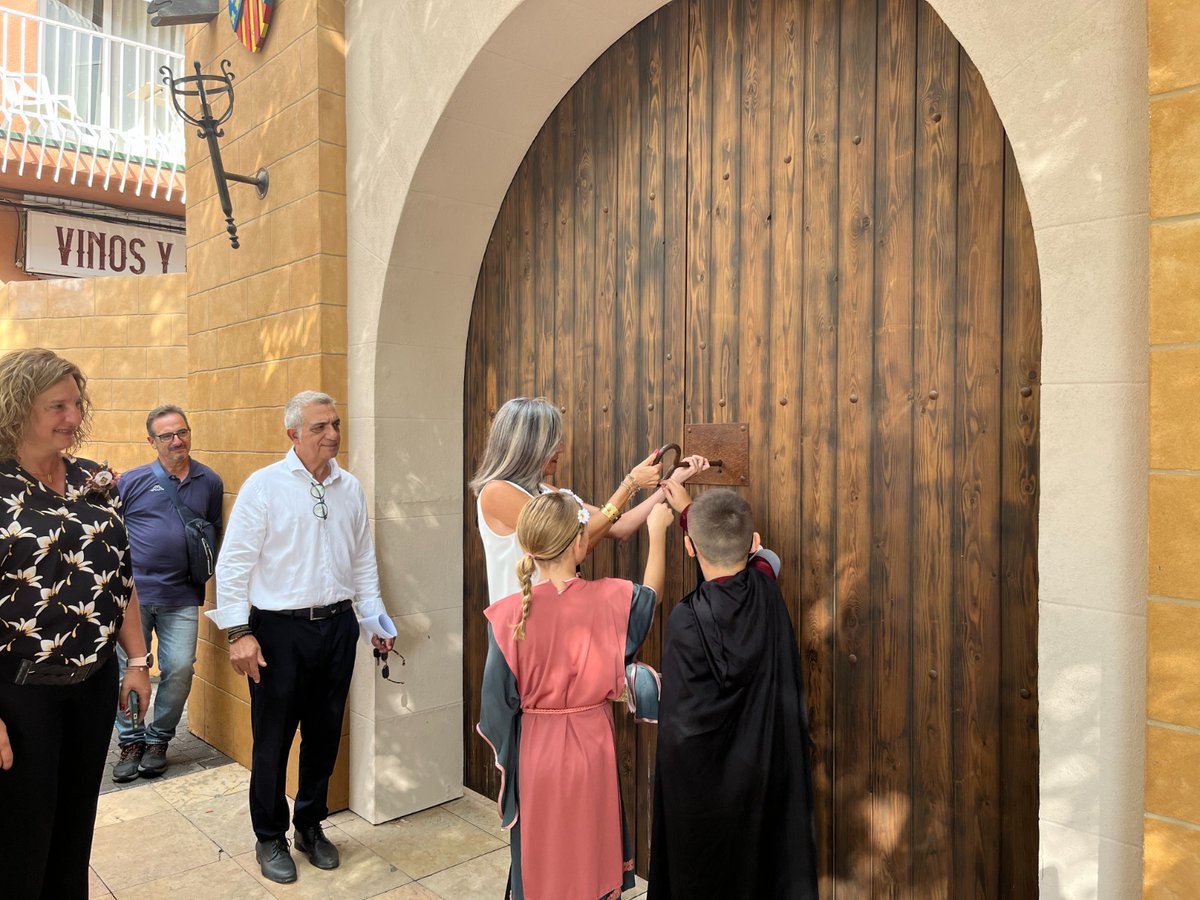 ajuntament_vh's tweet photo. Ja està inaugurat oficialment el 27è Mercat Medieval de l'Hospitalet de l'Infant!
L'alcaldessa, Assumpció Castellví, acompanyada de diversos regidors, ha obert la portalada de la Pl. Catalunya i el nucli antic s'ha omplert de vida, amb les parades obertes i l'animació al carrer. https://t.co/AuytzbAGYw