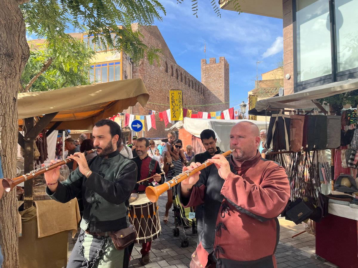 ajuntament_vh's tweet photo. Ja està inaugurat oficialment el 27è Mercat Medieval de l'Hospitalet de l'Infant!
L'alcaldessa, Assumpció Castellví, acompanyada de diversos regidors, ha obert la portalada de la Pl. Catalunya i el nucli antic s'ha omplert de vida, amb les parades obertes i l'animació al carrer. https://t.co/AuytzbAGYw