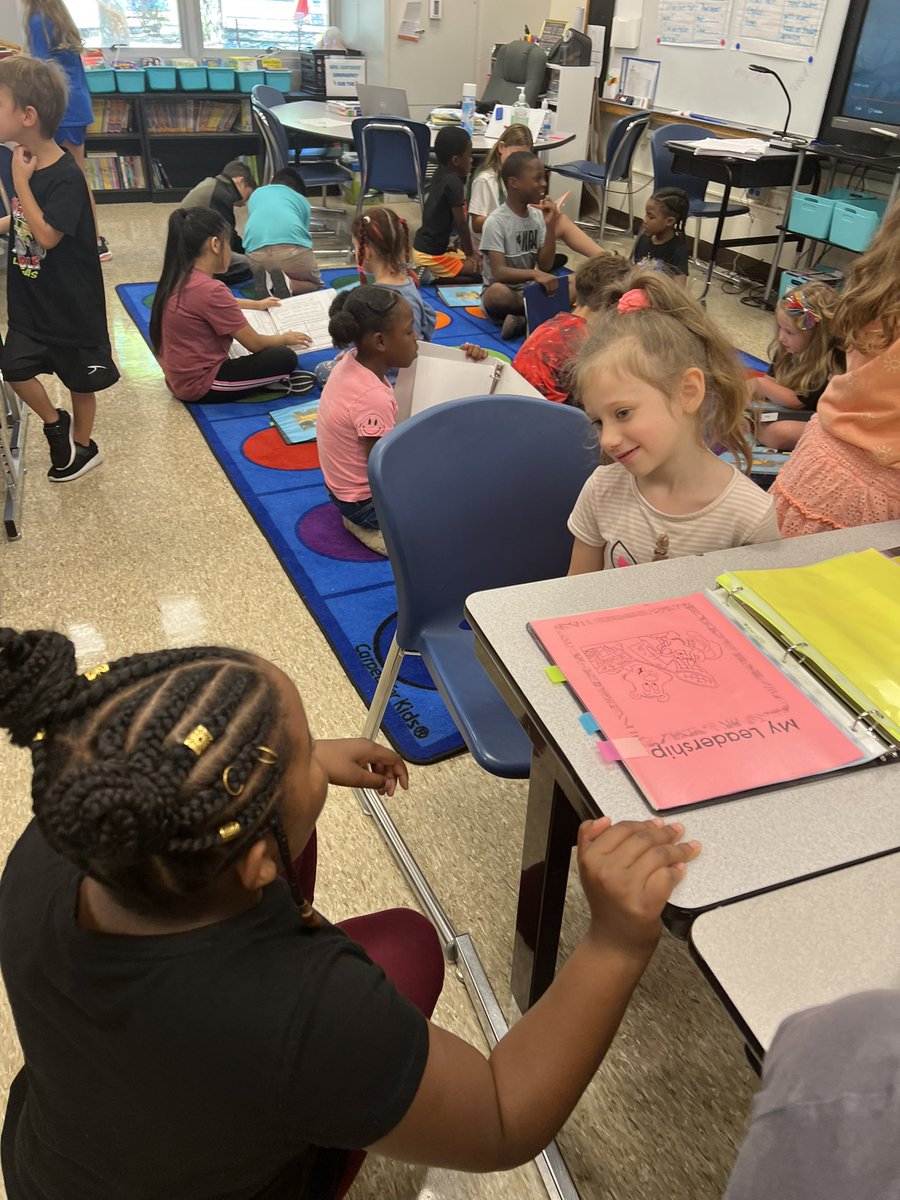 HeatherA91185's tweet photo. Leadership Notebook Day with our third grade buddies. So grateful for them! #AmazingBates @BatesElemAP @BatesElemPrinc https://t.co/rUaiTadtgP