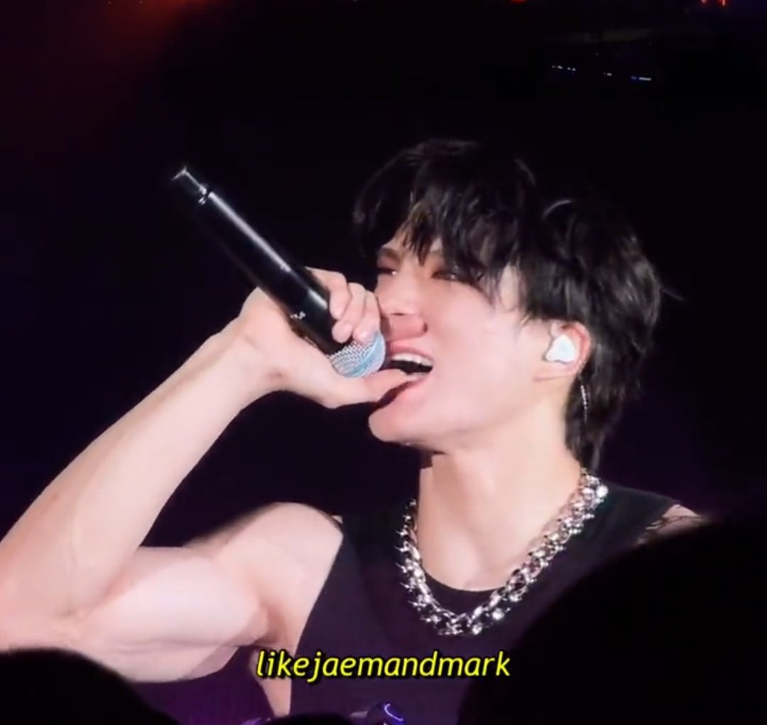 viraltakes's tweet photo. Lee Jeno looks breathtaking at a concert today. https://t.co/K06jwGgb1O