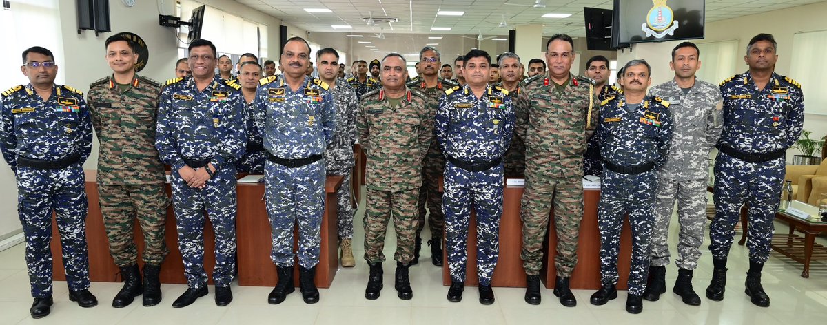InNwc's tweet photo. 1/2 Gen Manoj Pande, the COAS, interacted with & addressed NHCC-36 at NWC, Goa. He shared his perspectives on the current security challenges, dynamics and opportunities with the future military leaders of the Armed Forces. @IN_HQSNC @indiannavy https://t.co/zgEPknhxX9