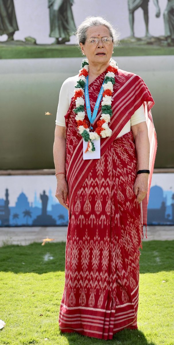 Congress4TS's tweet image. తెలంగాణ ఇచ్చిన తల్లి సోనియమ్మ...
రాష్ట్రమిచ్చిన తల్లికి ఘన స్వాగతం..

#SoniaGandhi #CWCMeetingHYD #VijayaBheri
