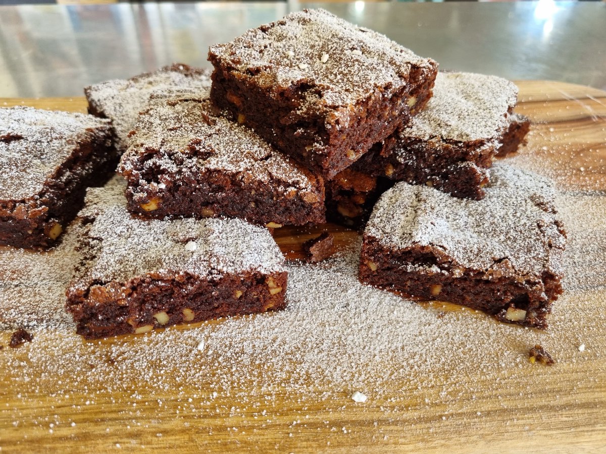 LilysLushLife's tweet photo. Super fudgy, pretty simple, fricken delicious 👻

My fudgy chocolate brownies !! Video out on my youtube and tik tok 🦈

I've been making these for years and they never fail to disappoint!! Hope you love them 🩷 https://t.co/wx821ZoLki