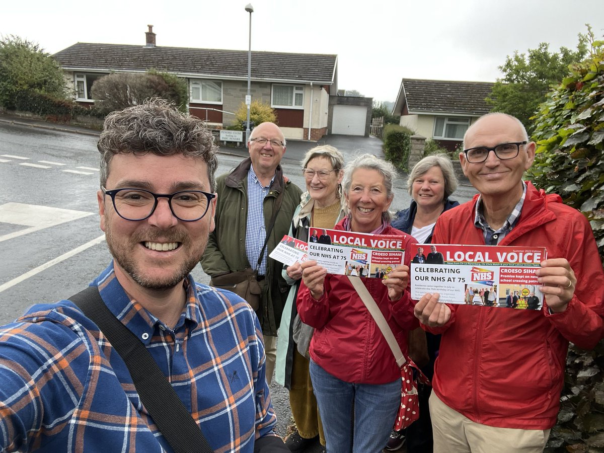 MatthewDorrance's tweet photo. Warm welcome on the doorsteps in Brecon this morning despite the wet start to the day.
#LabourLocal #OnYourSide #StrongerFairerGreener #YourCouncillor #TeamBrecon #LabourDoorstep https://t.co/D6G1IICVSB