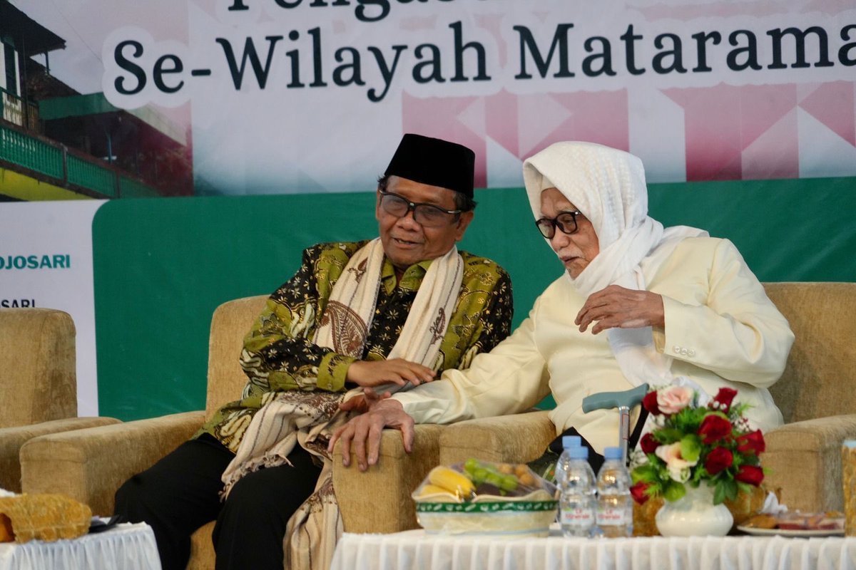 mohmahfudmd's tweet photo. Jumat 15/9/23 kmrn hadir dlm acr "Ngaji Politik Kebangsaan" bersama pimpinan Ponpes se wilayah Mataraman di Ponpes Mojosari Nganjuk Jatim. Pengasuh ponpes Lirboyo Kediri, Ponpes Jamsaren Kediri, ponpes Tebuireng Jombang ikut hadir. Sebelumnya jadi khothib salat Jumat di Nganjuk. https://t.co/Qcstq1Gpj2