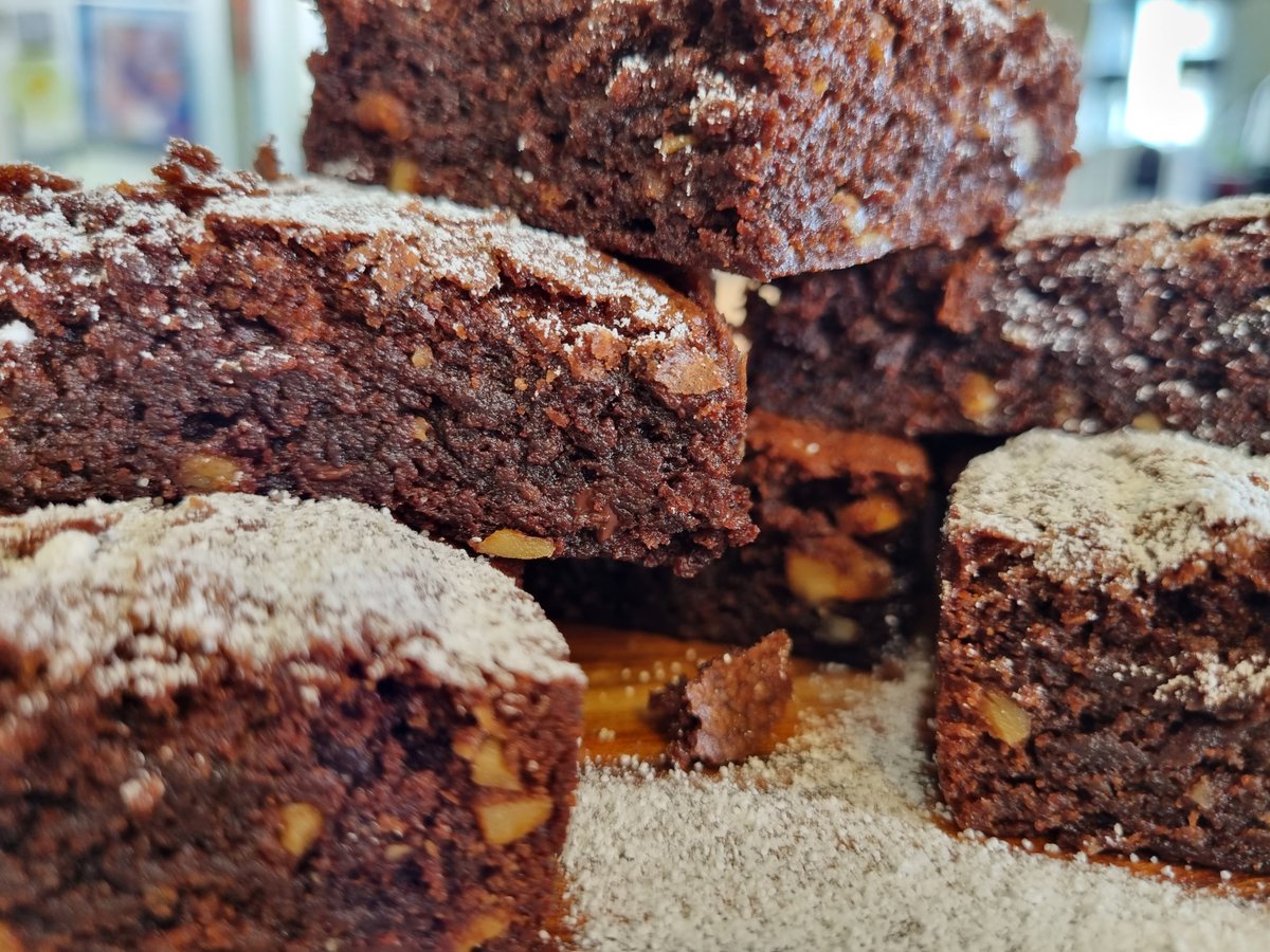LilysLushLife's tweet photo. Super fudgy, pretty simple, fricken delicious 👻

My fudgy chocolate brownies !! Video out on my youtube and tik tok 🦈

I've been making these for years and they never fail to disappoint!! Hope you love them 🩷 https://t.co/wx821ZoLki