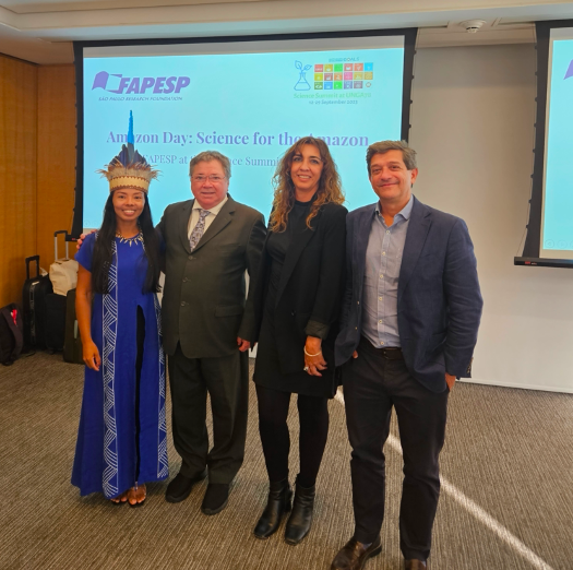 val_amazon's tweet photo. No painel 4 do "Amazon Day", FAPESP, aqui em Nova Iorque, com o tema Sociobiodiversidade e Mudanças Climáticas, foi fantástico e emocionante trabalhar com esse super time: Vanda Witoto (@VandaWitoto ), Patricia Pinho (@patipinho10) e Eduardo Neves (@oeduardoneves). Obrigado. https://t.co/lFS0jwzrcx