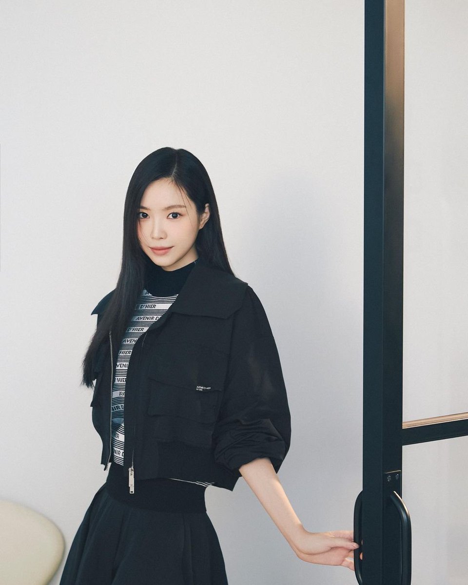 Clad in dark tones alongside a touch of elegance, yet it doesn't dampen my enthusiasm to exude tenderness like a fairy tale princess as all of these are exclusively for JJ JIGOTT's latest fall collection. So, tell me, who said that black is suitable only for the fierce?