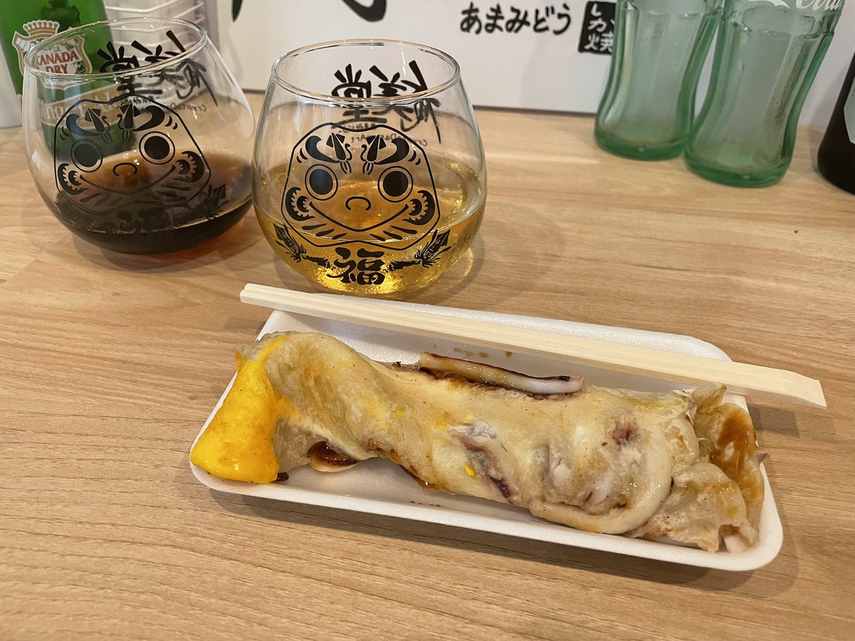 inami_kazuqm1's tweet photo. 9月13日に大阪・十三にイカ焼き屋【奄美堂】がオープンしました！！

https://t.co/pKy5RASRg4

この度、お店のロゴとだるまーとグラスをお仕事としてご依頼いただきました！！

めちゃくちゃ旨いので
皆さん是非大阪にお越しの際には
食べに来てください！！

イカ焼き界のテッペン目指してます！！ https://t.co/7tQK9mmZsX