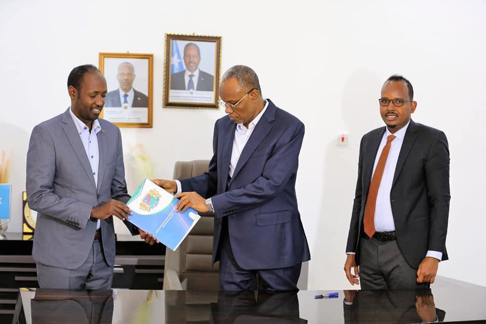 Southwest State of Somalia (@southweststat) on Twitter photo Madaxweynaha Dowladda Koonfur Galbeed Mudane Cabdicasiis Xasan Maxamed <a href="/Laftagareen/">Abdiaziz Hassan Mohamed</a> ayaa Saxiixay Sharciga Ciidanka Booliska Koonfur Galbeed oo ay soo Diyaarisay Wasaaradda Amniga Gudaha Dowladda Koonfur Galbeed. Madaxweynaha Dowladda Koonfur Galbeed Mudane Cabdicasiis Xasan Maxamed <a href="/Laftagareen/">Abdiaziz Hassan Mohamed</a> ayaa Saxiixay Sharciga Ciidanka Booliska Koonfur Galbeed oo ay soo Diyaarisay Wasaaradda Amniga Gudaha Dowladda Koonfur Galbeed.