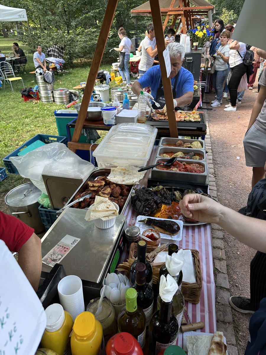 kunc_zidenice's tweet photo. Hádejte jak to dopadne, když jdete na Festival národnostních menšin, vezmete si bílé tričko a dá si bograč. 🌶️🙈
@Jihomoravsky_kr #Babylonfest https://t.co/z2llP0zkRd